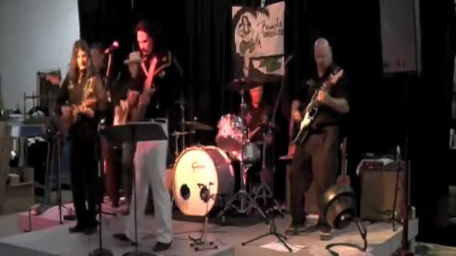 Fender® Uke Showcase 6 with Ukulele Ray HANDLE WITH CARE смотреть онлайн