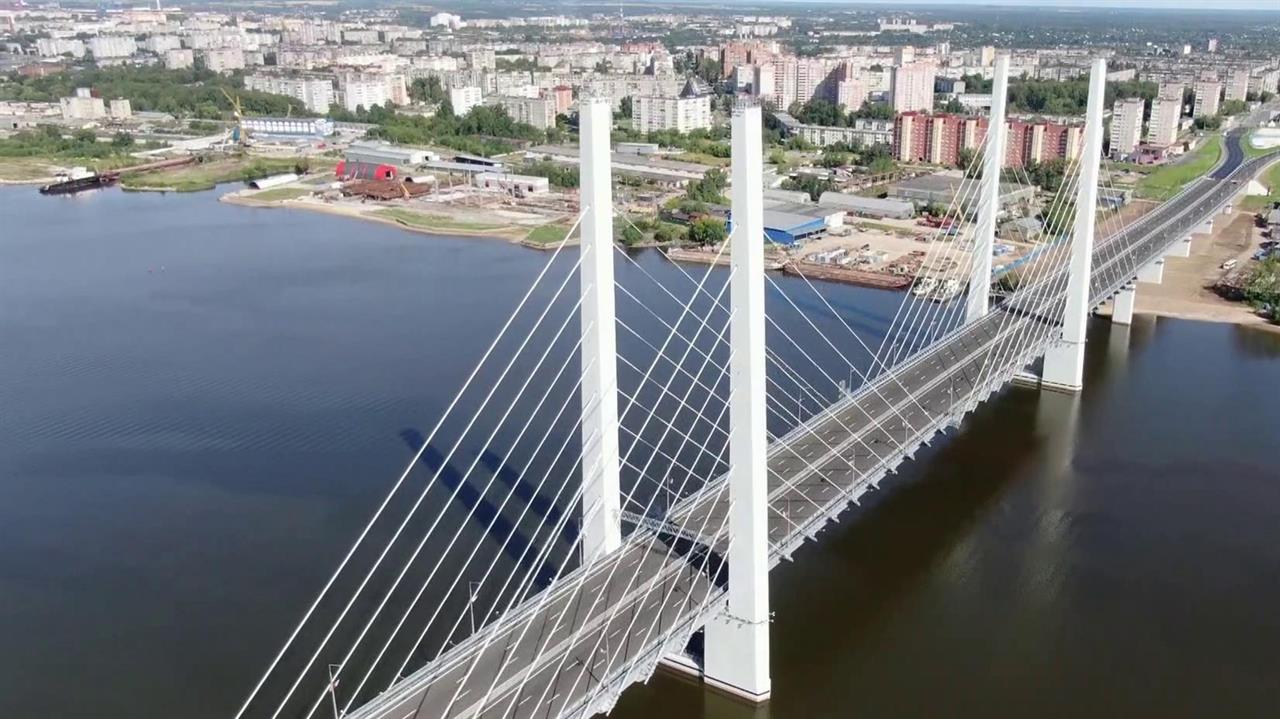 Президент в режиме видеоконференции дал старт движению по новому мосту в Череповце