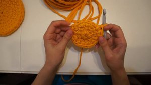 как  связать сумку из трикотажной пряжи. Как связать детскую, круглую сумку крючком. Для начинающих