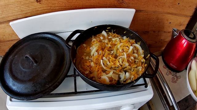 Пельмени тушёные с картошкой. смотреть онлайн