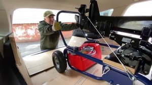 Тележка для лодочного мотора от vilkart.ru. Загрузка в автомобиль