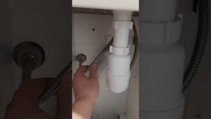 Почему пищит кран при включении воды! гудят трубы, что делать?