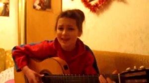 Талантливая девочка поет и играет на гитаре красиво! Классная песня о любви