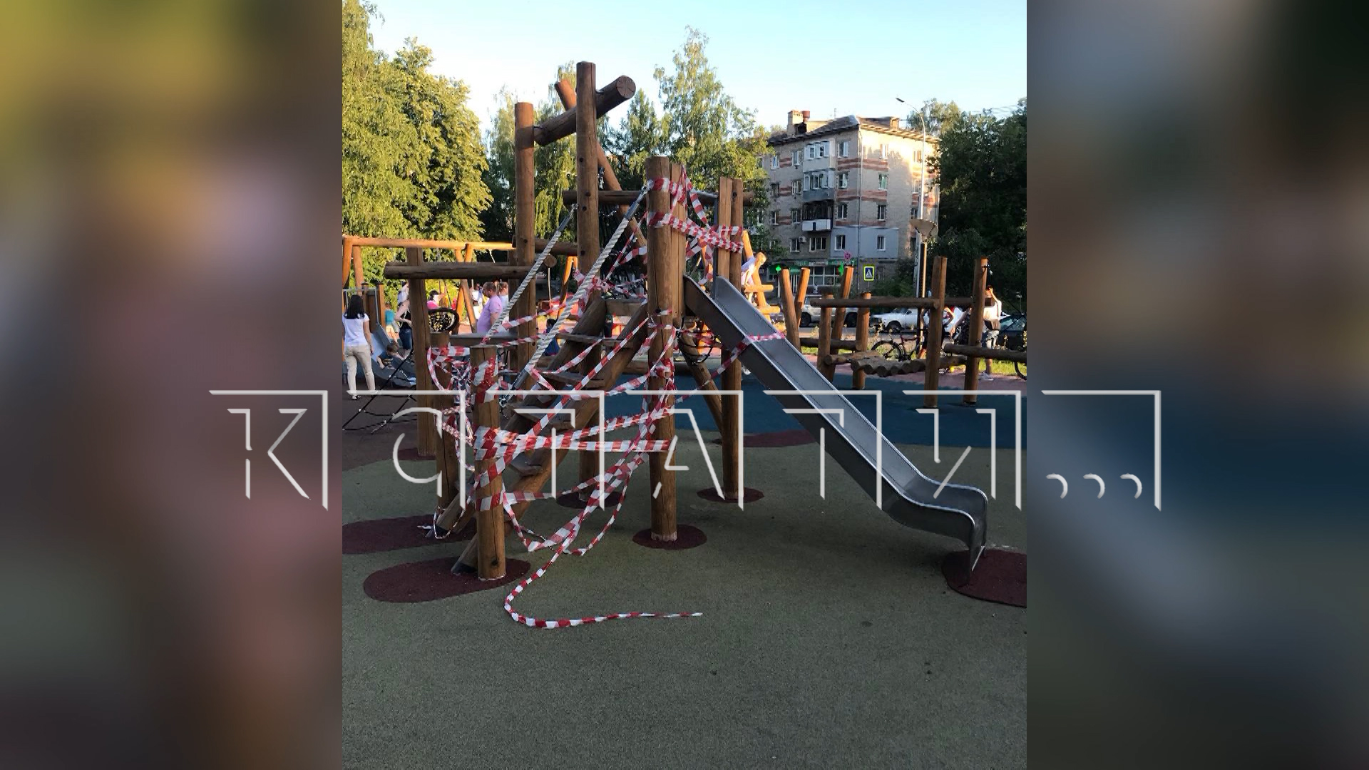 2-летнему мальчику оторвало палец на детской горке из-за дефекта покрытия