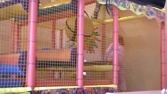 Даша развлекается в детской комнате.wmv смотреть онлайн