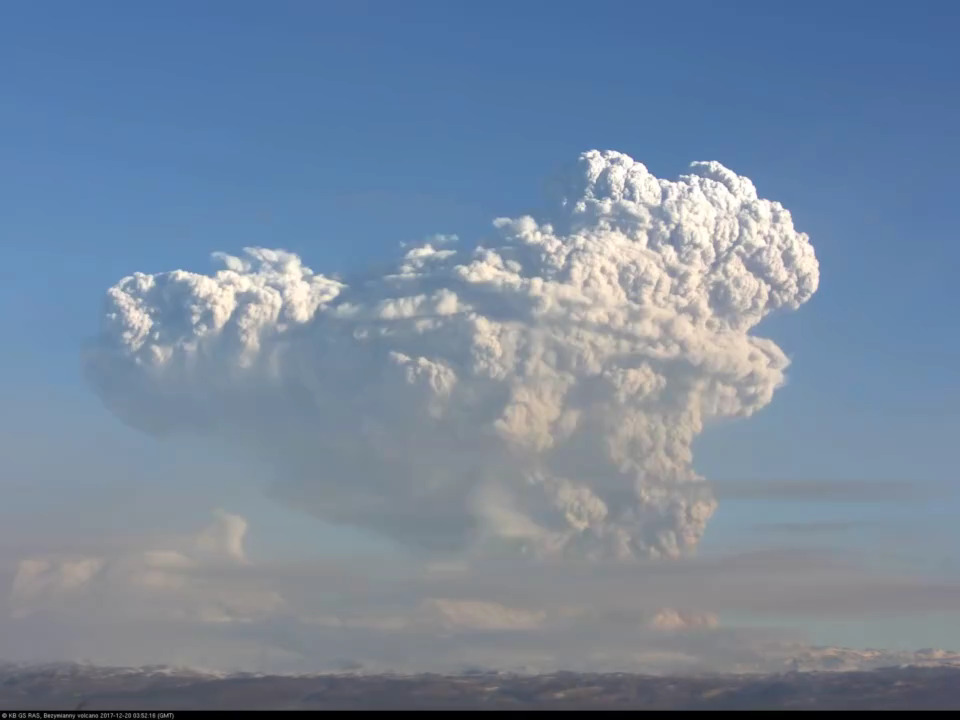Вулкан Безымянный. Пепловый выброс на высоту ~15 км над уровнем моря. 2017-12-20 0355 UTC.