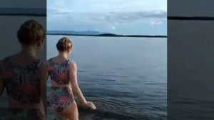 Телеведущая Анна Шафран купается в Амуре в Хабаровске