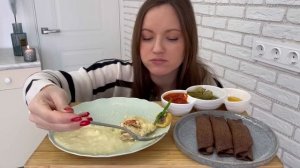 МУКБАНГ КУРИНАЯ ОТБИВНАЯ ПЮРЕ КАРТОФЕЛЬНОЕ БЛИНЧИКИ С ШОКОЛАДОМ MUKBANG CHICKEN CHOP MASHED POTATOE