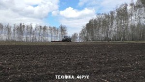 Гусеничный трактор Т-150 на предпосевной культивации. Восстановили и продавать не собираются