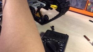Боевой гусеничный вездеход из Лего Техник / Шасси и Первый выезд / LEGO TECHNIC самоделка