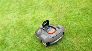 Газонокосилка-робот Husqvarna Automower 450X в действии