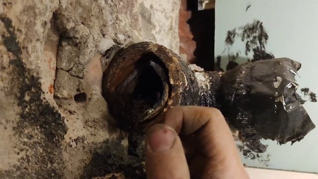 Показываю как разобрать канализационные трубы из чугуна под потолком. Лопнула труба / Сантехник СПб смотреть онлайн