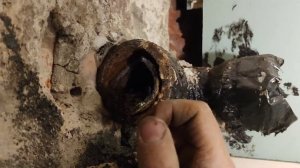 Показываю как разобрать канализационные трубы из чугуна под потолком. Лопнула труба / Сантехник СПб