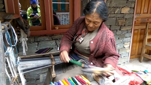 Как ткут тибетские пояса. Непал, вокруг Манаслу, Намрунг смотреть онлайн