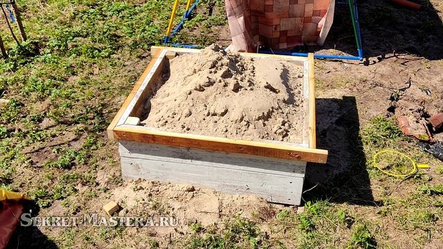 Деревянная песочница из одной доски