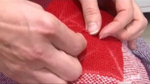 Новая жизнь старого пледа: делаем чехол на кресло из пледа