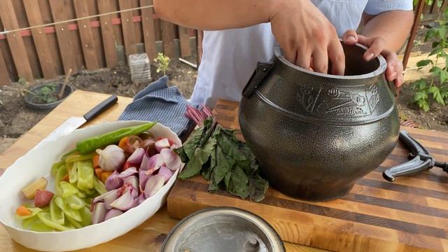 Тушенка в банках в афганском казане. Холодец в афганском казане. Чугунок со щами. Суп в чугунке в печи. Чугунок с супом.