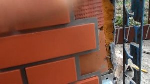 Начал обшивать переднюю стену дома фасадными панелями.