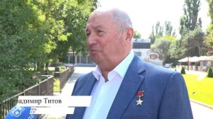 Космонавт Владимир Титов посетил Аллею космонавтики