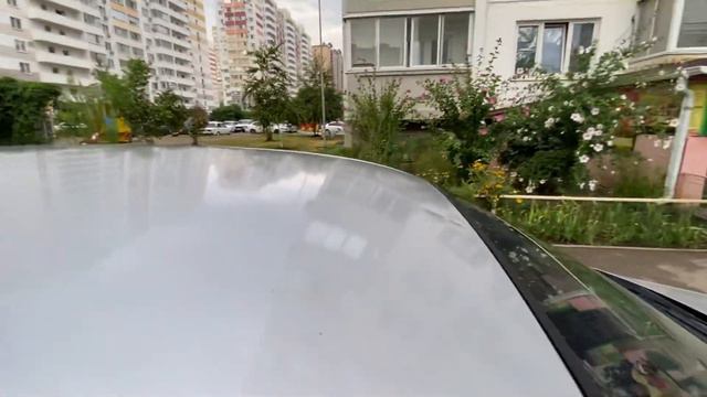 Скинули вещи с балкона. Повредили припаркованные автомобили.