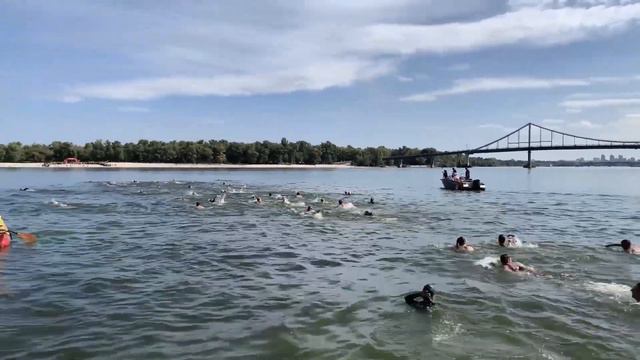 Яна Клочкова переплыла Днепр с друзьями!