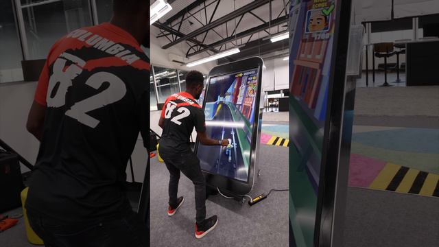 The World's Largest iPhone Has a Secret... смотреть онлайн