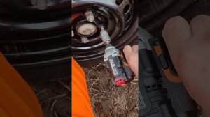 Меняем колеса с помощью винтоверта Worx.