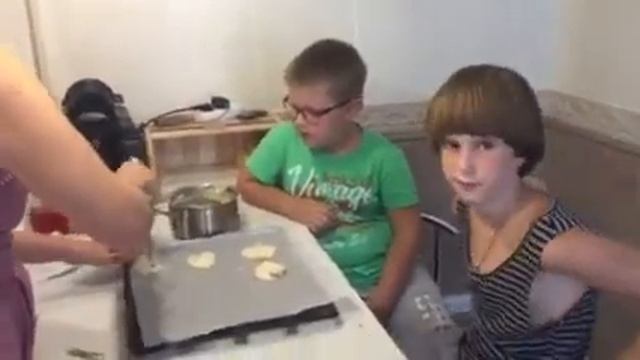 Я в гостях у Вани. Мы готовим печенье. смотреть онлайн