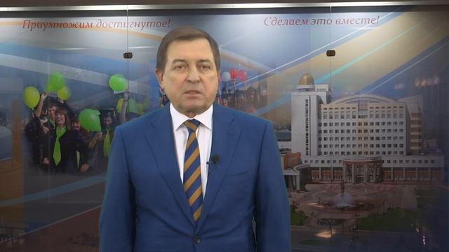 Ректор НИУ «БелГУ», профессор Олег Полухин поздравляет иностранных студентов с Днем Знаний