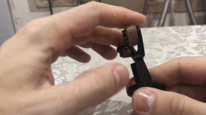 Инструмент для приклеивания наклейки на кий