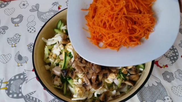 салат с пекинской капустой и жареными грибами