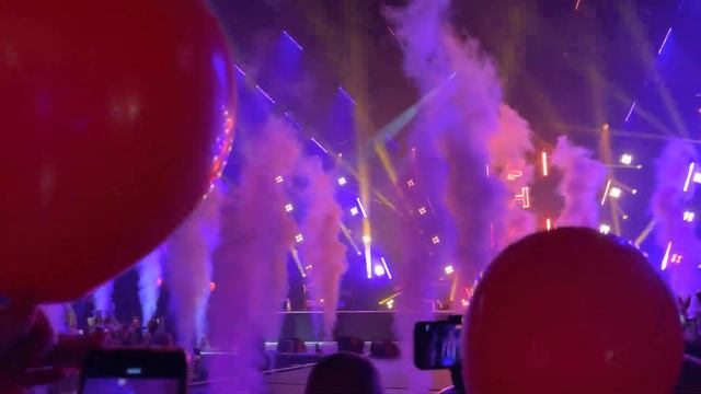 Атмосферно♥️ : наш дирижер Яр все время просит подпевать ему, это счастье 💋@SHAMAN_ME смотреть онлайн