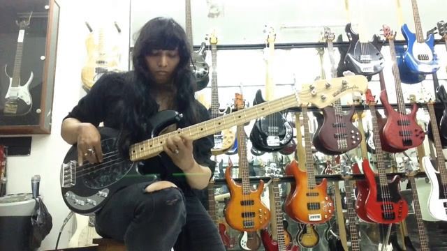 Hans Ar'Wick check sound Ernieball Musicman Stingray made in U.S.A смотреть онлайн