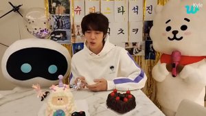 Трансляция Джина на день рождения на Weverse