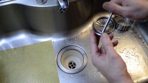 Воняет из кухонной раковины (вообще не очевидная причина) !