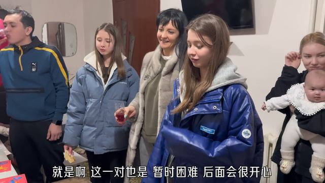 外國奶奶過生日，雙胞胎姐妹抱著雙胞胎，站在一起太養眼了！ смотреть онлайн