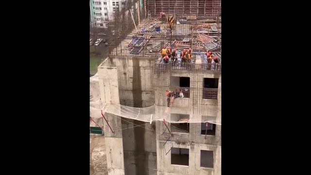 Мигрант упал из 12 этажа, но остался жив. смотреть онлайн