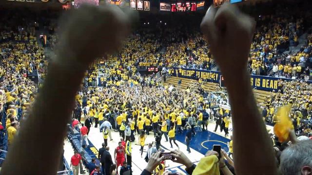 Cal upsets #1 Arizona... fans storm the court смотреть онлайн