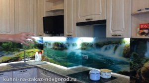 Кухня с вентиляционным коробом. Дизайн кухни с выступом в углу. Как спрятать сложные выступы кухни?