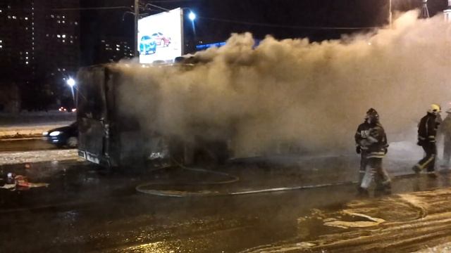 У ст. метро "Юго-Западная" в Москве, сгорел автобус. смотреть онлайн