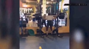 Приколы в качалке, приколы с фитболами, фейлы с турниками, штангами, падения качков