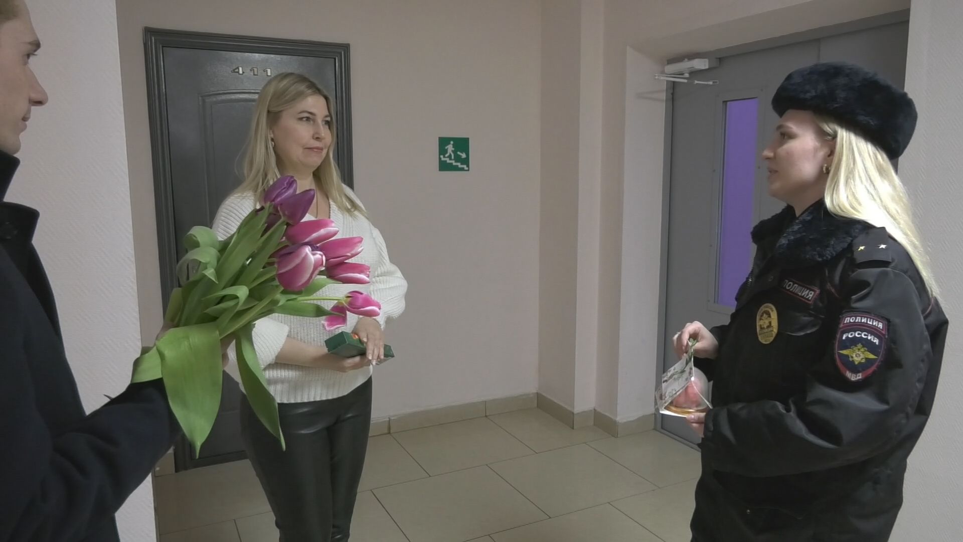 Полицейские поздравили женщин с Международным женским днём