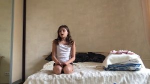 Как на учится делать кувырок на кровати дома ?