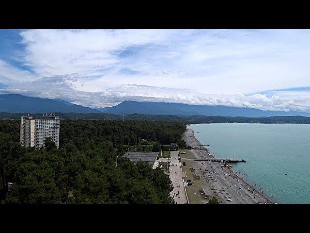 Чем покоряет Пицунда?  Пляж.  Сосны. Обед на высоте.