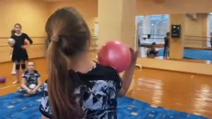 Упражнение с мячом ХУДОЖЕСТВЕННАЯ ГИМНАСТИКА
