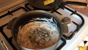 ЖУЛЬЕН С КУРИЦЕЙ И ГРИБАМИ ПОД СОУСОМ БЕШАМЕЛЬ