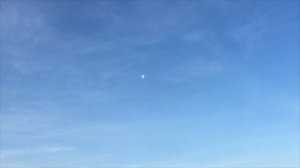 Луна и Солнце друг напротив друга на небе днем