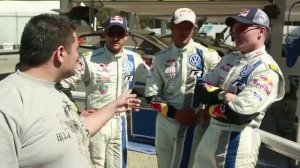 Парень имитирует звуки машин