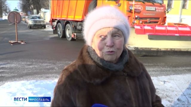 В Ярославле установили четыре двухметровых золоченых креста на малые главы храма Спаса на Городу смотреть онлайн