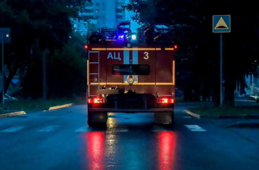 Ехали с мигалкой: пожарная машина насмерть задавила мужчину в Петербурге